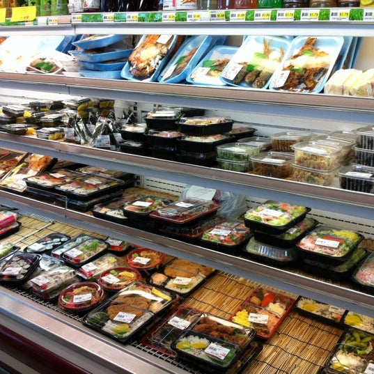 3/16/2012 tarihinde Ryan R.ziyaretçi tarafından Suruki Supermarket'de çekilen fotoğraf
