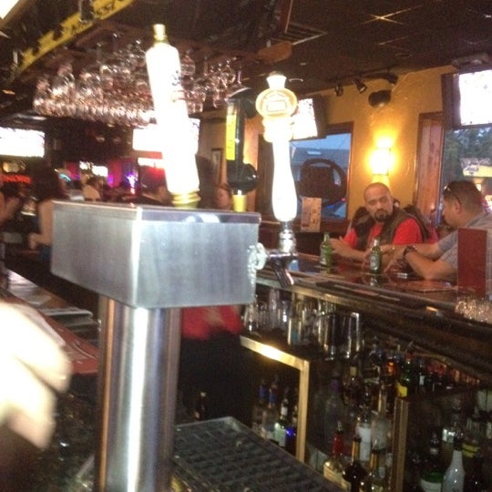5/5/2012にKevin O.がSkores Club Sports Bar Restaurant &amp; Grillで撮った写真