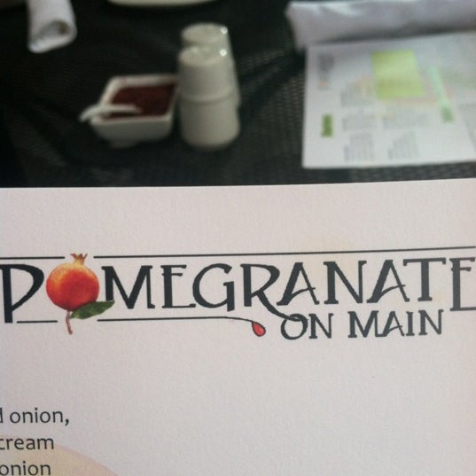 รูปภาพถ่ายที่ Pomegranate on Main โดย Travis L. เมื่อ 8/25/2012