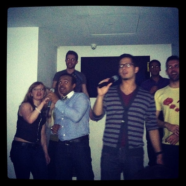 Foto tirada no(a) Karaoke Shout por Kelly E. em 5/6/2012