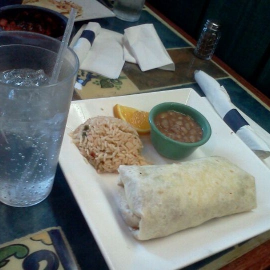 Photo taken at Jose&#39;s Mexican Restaurant by Leonardo E. on 3/27/2012