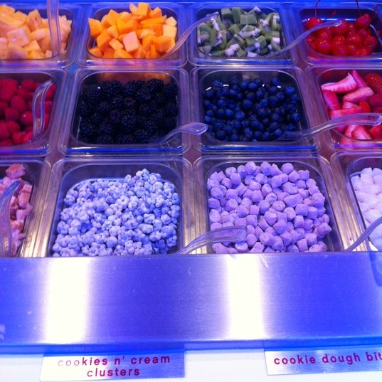5/27/2012 tarihinde Faran T.ziyaretçi tarafından Frog Frozen Yogurt Bar'de çekilen fotoğraf
