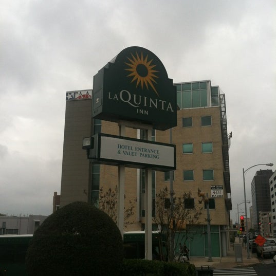 รูปภาพถ่ายที่ La Quinta Inn Austin Capitol / Downtown โดย Porfirio P. เมื่อ 3/14/2012