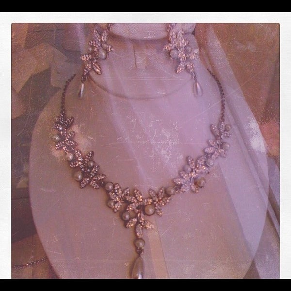 Foto diambil di Victoria&#39;s Bridal Couture oleh Victoria&#39;s B. pada 8/22/2012