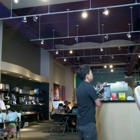 6/20/2012にMichael S.がShowbiz Store &amp; Cafeで撮った写真