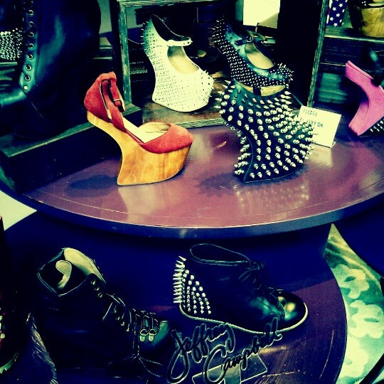 Снимок сделан в AKIRA Downtown Footwear пользователем Ana 8/14/2012