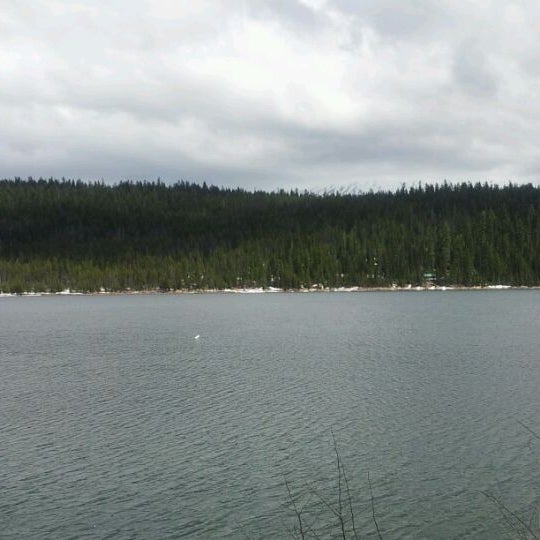 Das Foto wurde bei Elk Lake Resort and Marina von Jacy am 5/28/2012 aufgenommen