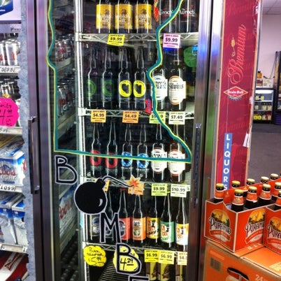 Foto tirada no(a) Zipps Liquors por A M. em 7/29/2012