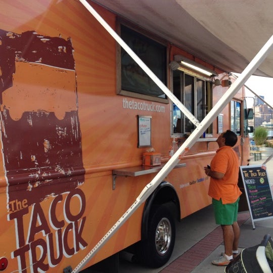 Foto tirada no(a) The Taco Truck Store por Nirav P. em 7/24/2012