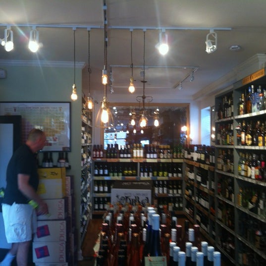 Foto tirada no(a) Dry Dock Wine &amp; Spirits por Kingsley H. em 7/14/2012