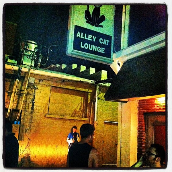 Снимок сделан в Alley Cat Lounge пользователем Carter S. 5/4/2012.