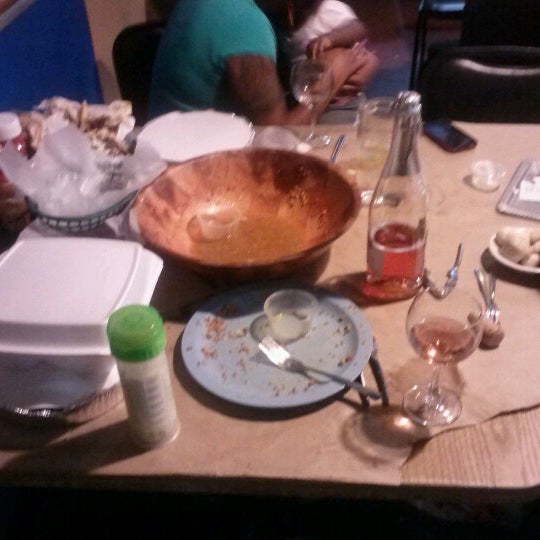 Foto scattata a Blue Claw Seafood &amp; Crab Eatery da Kaerissa n. il 8/23/2012