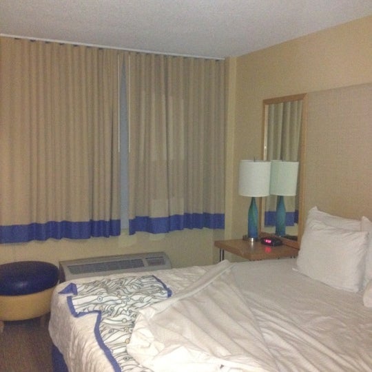 Foto diambil di La Quinta Inn &amp; Suites LAX oleh loretta a. pada 6/11/2012
