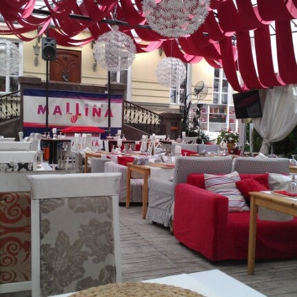 7/21/2012 tarihinde Maria M.ziyaretçi tarafından MaLLina Cafe'de çekilen fotoğraf