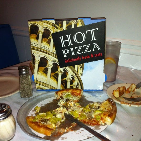 Das Foto wurde bei Chris&#39; Pizza von Sarah N. am 7/16/2012 aufgenommen