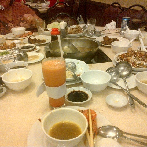 Photo taken at Tien Tien Hotpot Restaurant by Jho G. on 8/23/2012