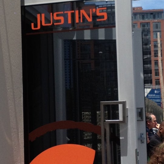 5/18/2012에 Solomon G.님이 Justin&#39;s Cafe에서 찍은 사진