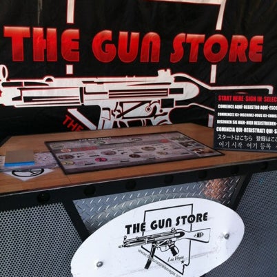 7/17/2012 tarihinde Rob C.ziyaretçi tarafından The Gun Store'de çekilen fotoğraf