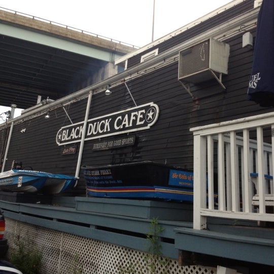 Foto tirada no(a) Black Duck Cafe por Joe L. em 8/10/2012