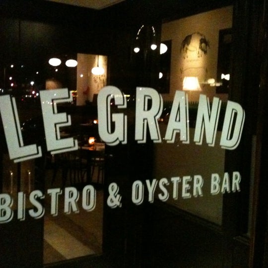 Снимок сделан в Le Grand Bistro &amp; Oyster Bar пользователем Brad J. 2/28/2012