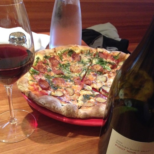 Снимок сделан в Pauline&#39;s Pizza &amp; Wine Bar пользователем Laura P. 4/27/2012