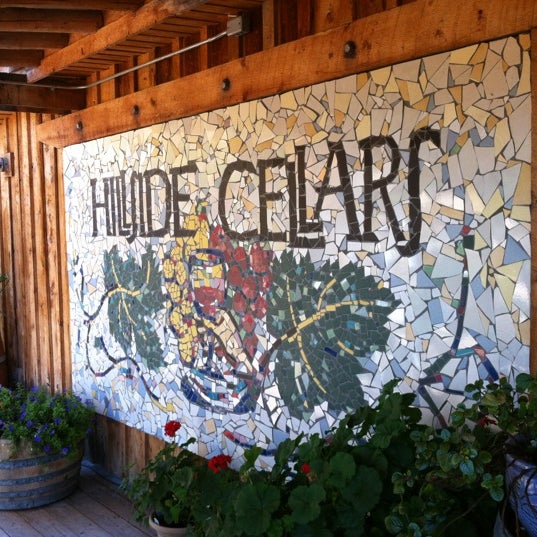 8/7/2012 tarihinde Marnie P.ziyaretçi tarafından Hillside Winery'de çekilen fotoğraf