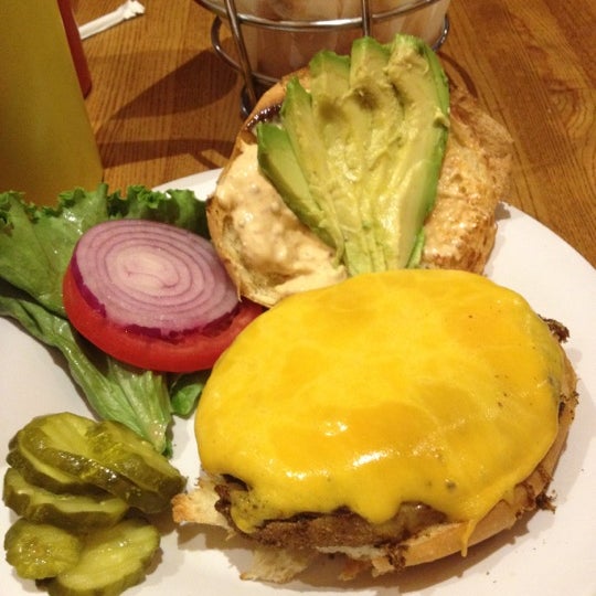 7/16/2012 tarihinde Genisa B.ziyaretçi tarafından 67 Burger'de çekilen fotoğraf
