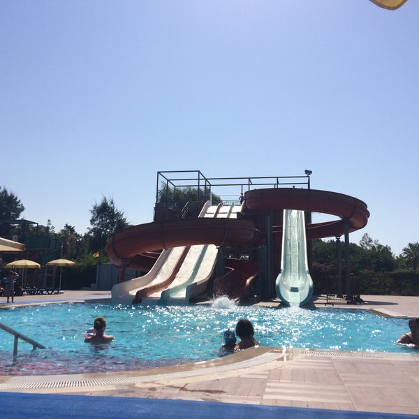 Das Foto wurde bei Club Turtaş Beach Hotel von Gülce A. am 7/19/2017 aufgenommen