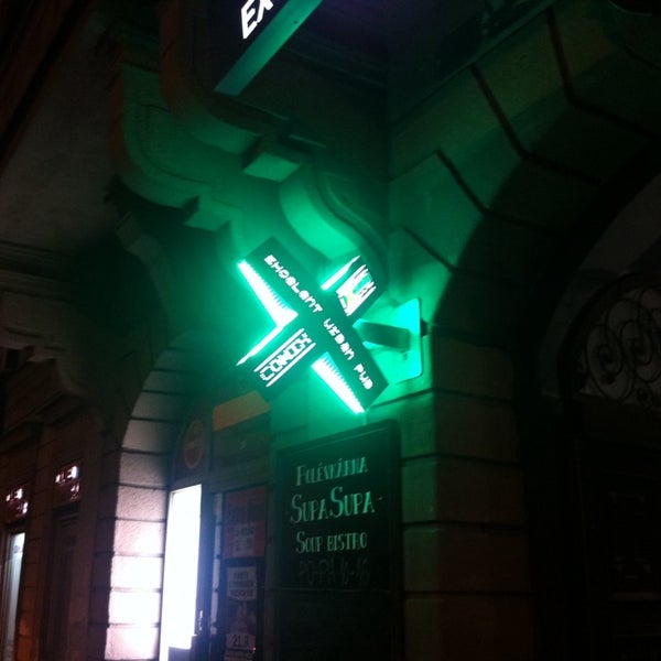 รูปภาพถ่ายที่ Comix Excelent Urban Pub โดย Václav K. เมื่อ 4/1/2014