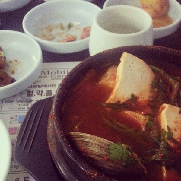 Foto diambil di Seorabol Korean Restaurant oleh Billy Y. pada 9/22/2013