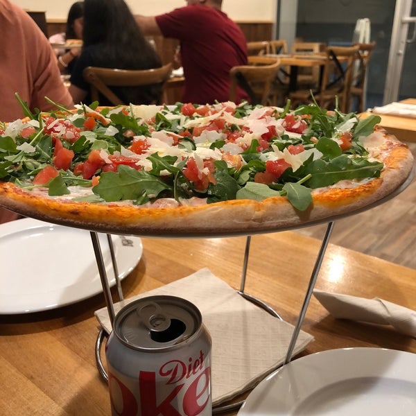 Foto scattata a Mister O1 Extraordinary Pizza da Jamilah M. il 5/19/2022