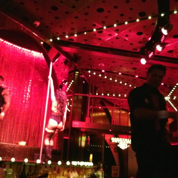 รูปภาพถ่ายที่ Ivan Kane&#39;s Royal Jelly Burlesque Nightclub โดย DJ Skyline A. เมื่อ 8/15/2013