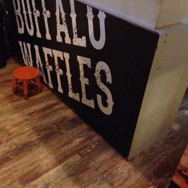 Das Foto wurde bei Buffalo Waffles von Paz B. am 10/14/2015 aufgenommen