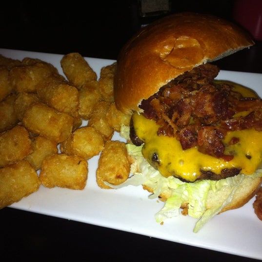 Das Foto wurde bei The Burger Bistro von Chris P. am 11/27/2012 aufgenommen