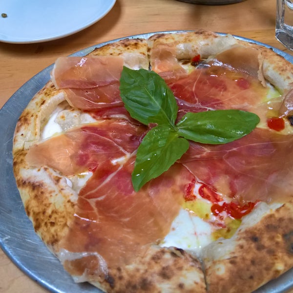 The Forno Rosso pizza is appreciable with a nice presentation.
