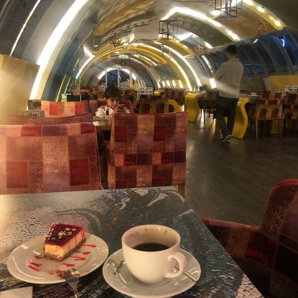 รูปภาพถ่ายที่ Airbus Cafe &amp; Restaurant โดย Şahin Ö. เมื่อ 10/18/2019