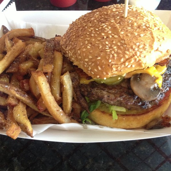 3/24/2013にAndrewがCharm City Burger Companyで撮った写真