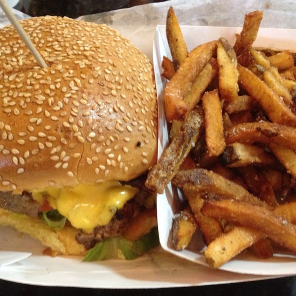 Foto scattata a Charm City Burger Company da Andrew il 5/21/2013