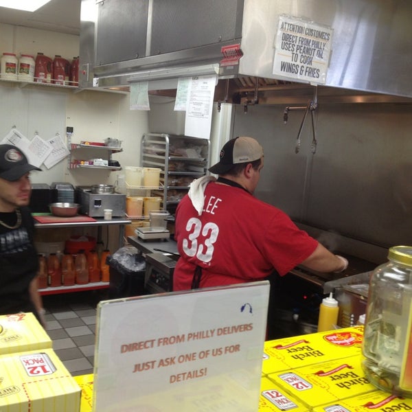 Photo prise au Direct From Philly Cheesesteaks par Andrew le3/21/2013
