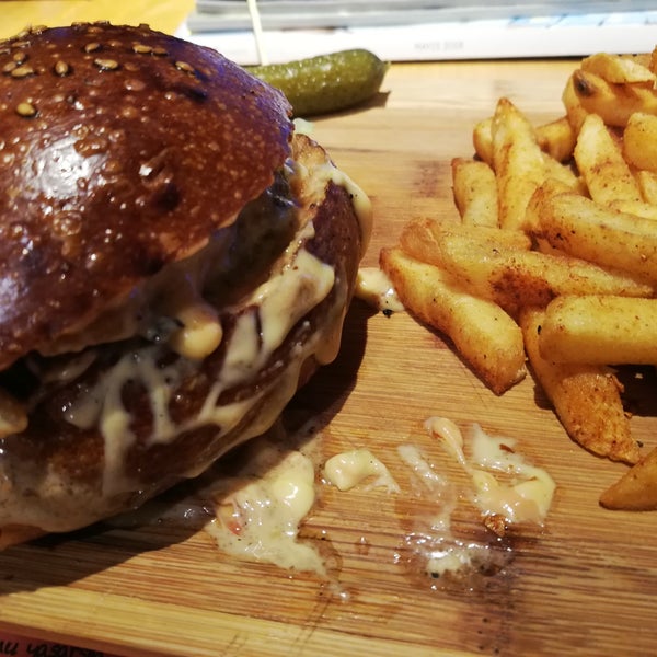 Hamburger ekmeği, köftesi,sosuyla çıtır çıtır pattisleri ile ağzında patlayan müthiş lezzet Torun Burger...😋