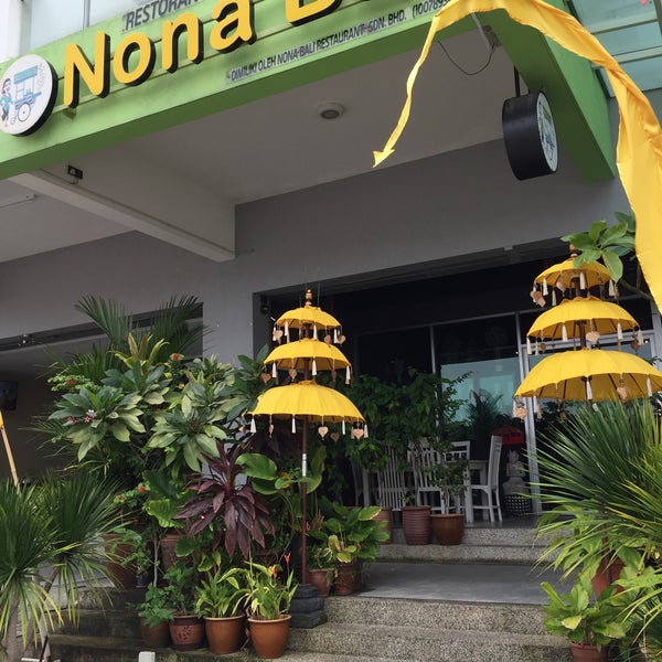Das Foto wurde bei Nona Bali Restaurant von Tan J. am 6/5/2015 aufgenommen