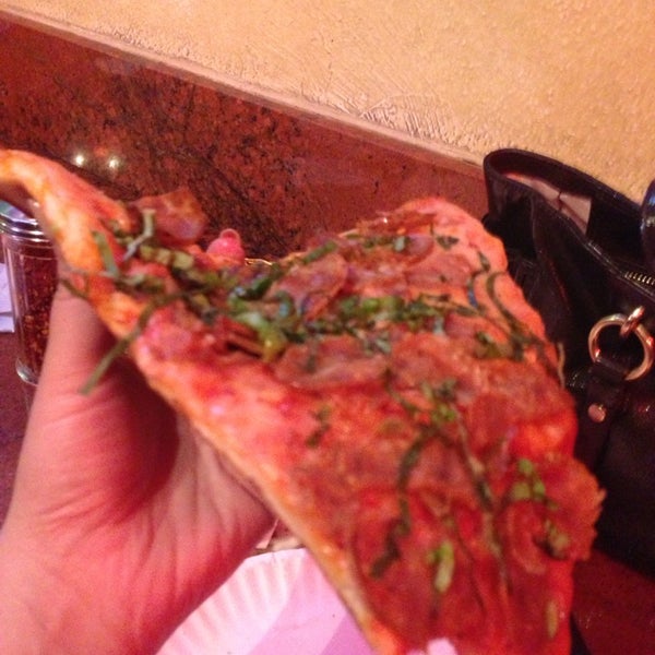 Снимок сделан в Uncle Rocco’s Famous NY Pizza пользователем Lydia C. 7/21/2013