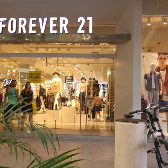 Photo taken at Forever 21 by Mauro M. on 4/5/2016