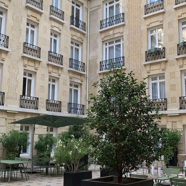 รูปภาพถ่ายที่ Fraser Suites Le Claridge Champs-Élysées โดย A เมื่อ 7/17/2023