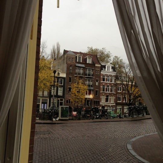 Foto tomada en Amsterdam Wiechmann Hotel  por Jess O. el 11/18/2012