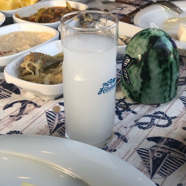 รูปภาพถ่ายที่ Hürdeniz Fish &amp; Meat Restaurant โดย Mihdat B. เมื่อ 6/27/2019