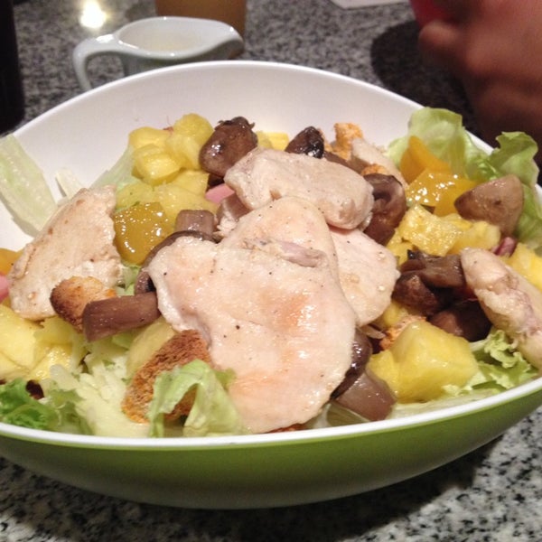 Photo prise au Design Your Salad par Sheilah V. le1/13/2014