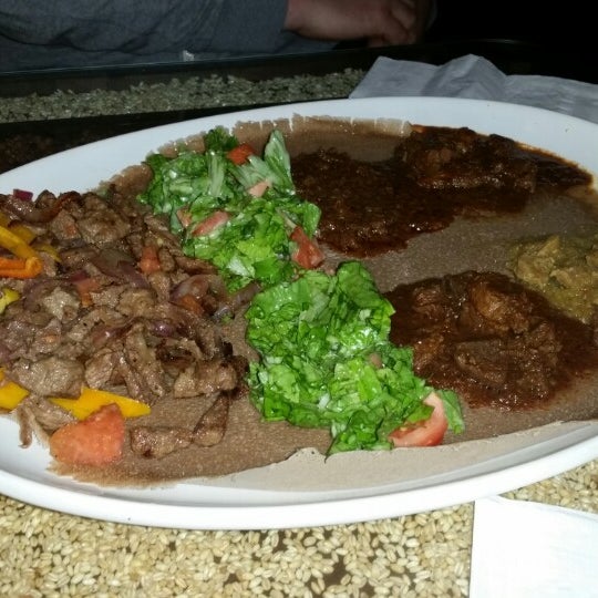 Снимок сделан в Queen of Sheba Ethiopian Restaurant пользователем Hélène R. 5/19/2014