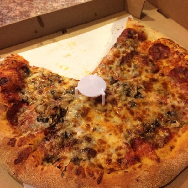 Foto tomada en Seniore&#39;s Pizza  por Joey T. el 8/11/2014
