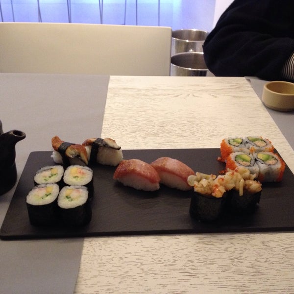 Foto tomada en Tiquismiquis Gastrobar&amp;Sushi  por Julia R. el 3/23/2014